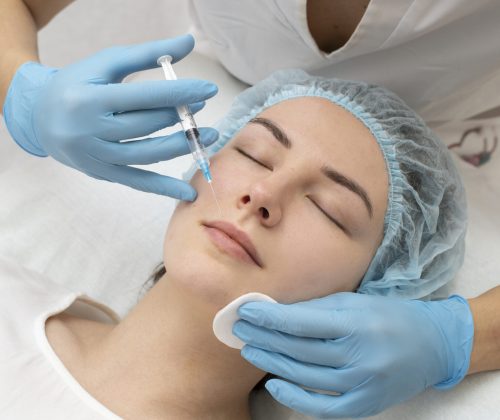 gros-plan-sur-une-femme-pendant-la-procedure-de-remplissage-des-levres (1)