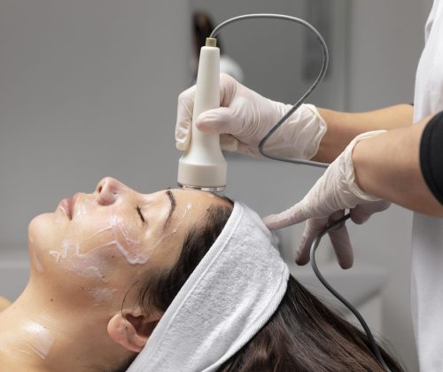 jeune-femme-avoir-soin-visage