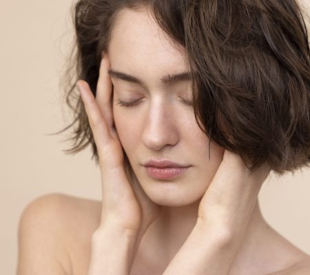 vue-laterale-jeune-mannequin-posant